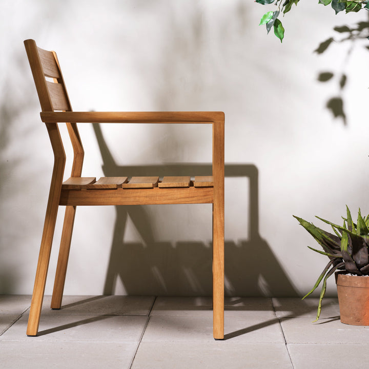 Delia havestol, teak