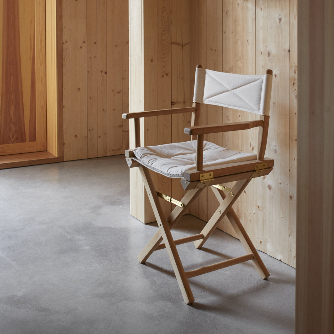 Instruktørstolen designet af Skagerak Design for Fritz Hansen i beige i sommerhus