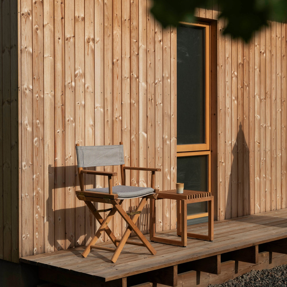 Instruktørstolen designet af Skagerak Design for Fritz Hansen i stribet hvid og navy på terrasse