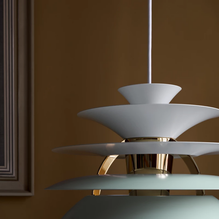 PH Snowball fra Louis Poulsen i nye smukke farver. Her ses lamepen i 
Dusty green/high lustre chrome plated.