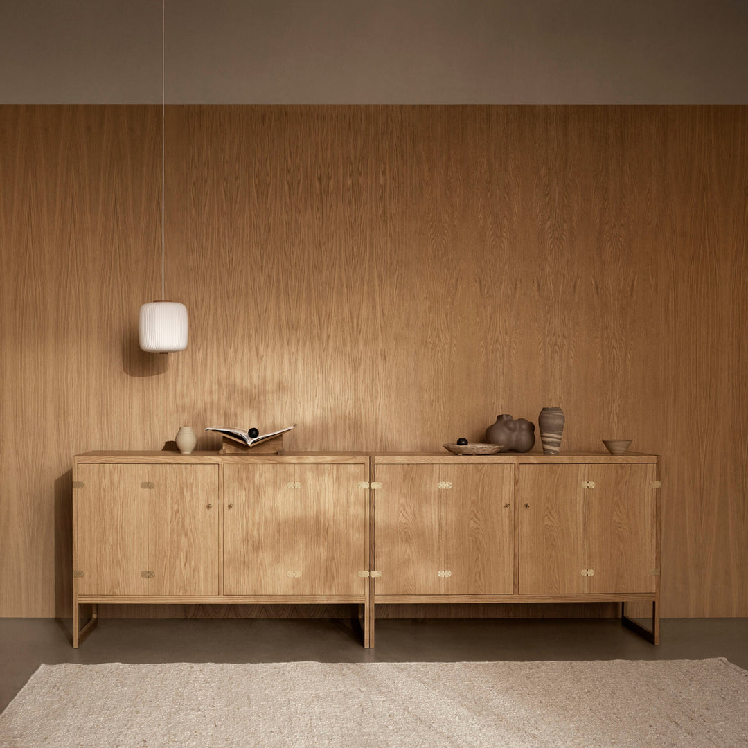 EK61 opal pendel loftslmpe fra Carl Hansen & Søn i stue