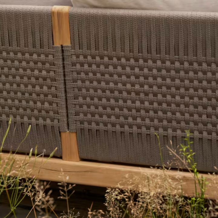 EOOS3-personers sofa med sidebord, teak med vejrbestandigt polster, closeup af ryg