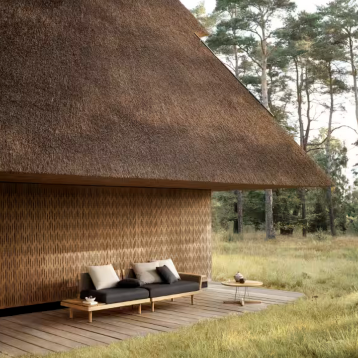 EOOS3-personers sofa med sidebord, teak med vejrbestandigt polster på terrasse
