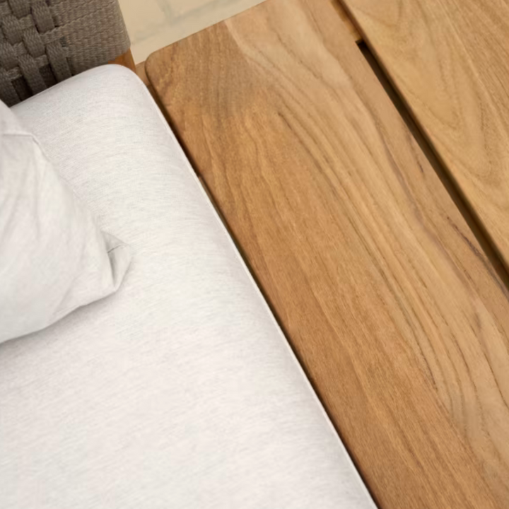 EOOS3-personers sofa med sidebord, teak med vejrbestandigt polster, closeup af teak