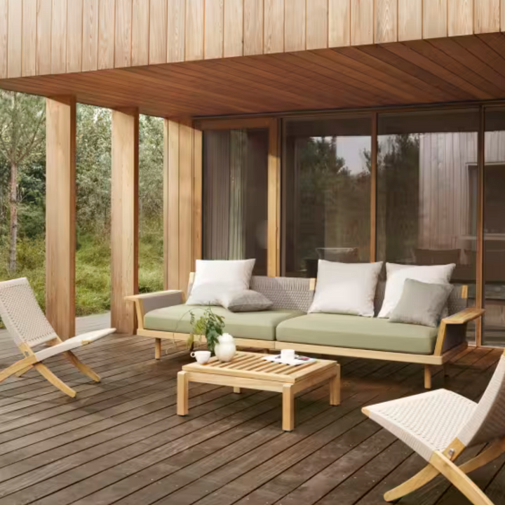 Carl Hansen & Søn havesofa 4.pers. i teak med vejrbestandigt polster på terrasse