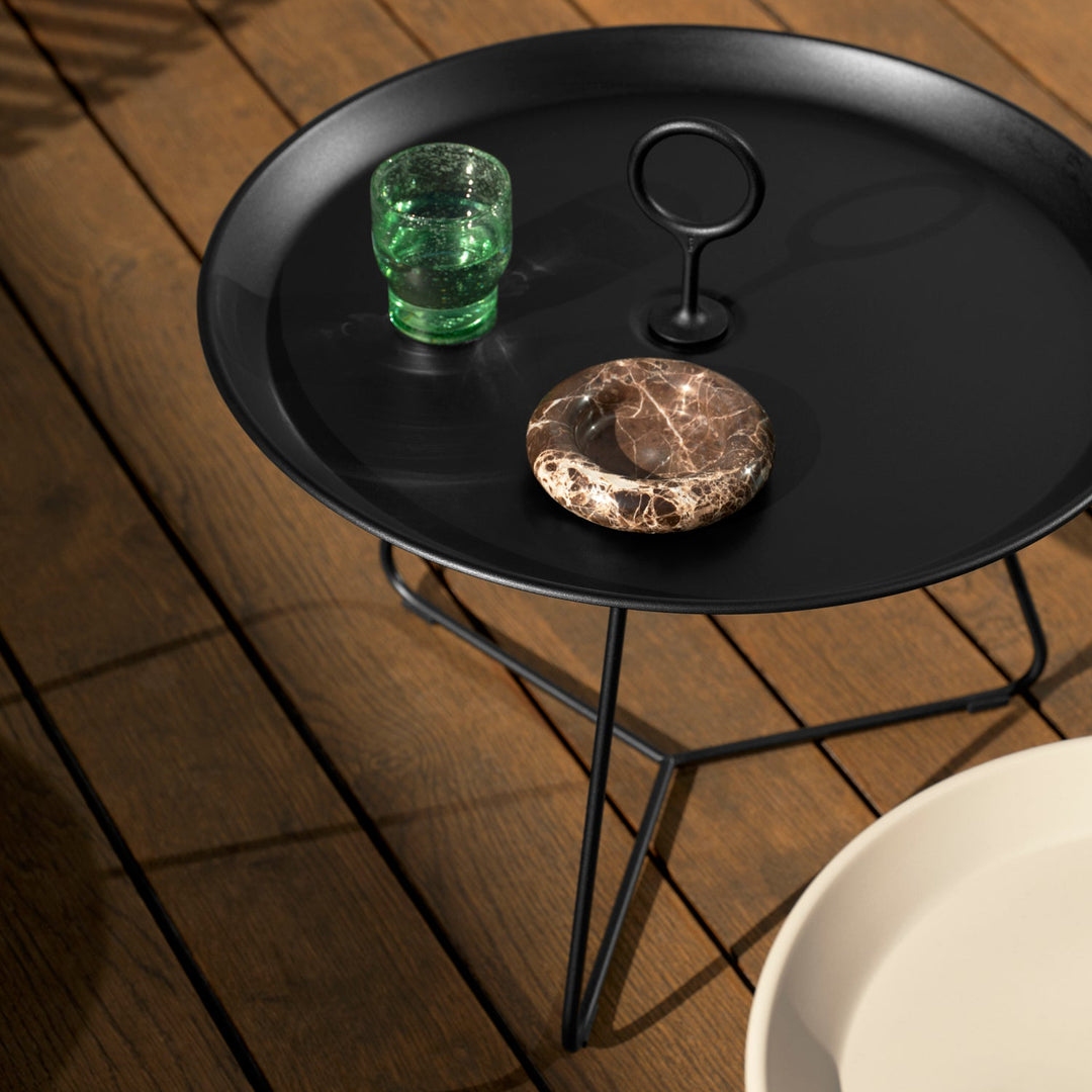 Eyelet tray table