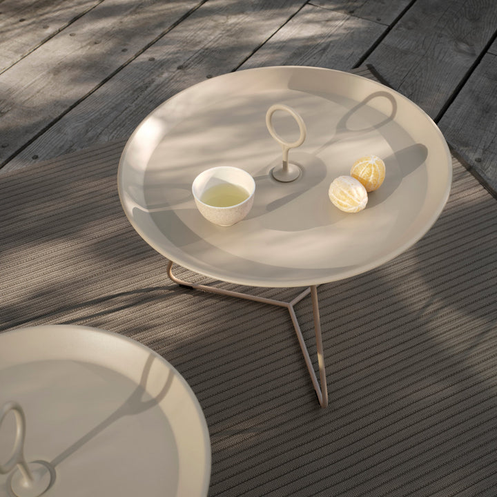 Eyelet tray table