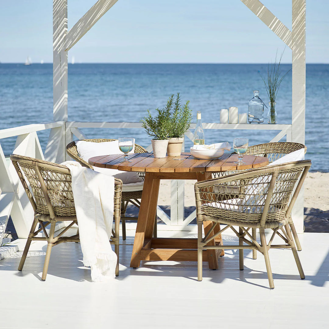 Miljøbillede fra strand med Emma havestol fra Sika Design