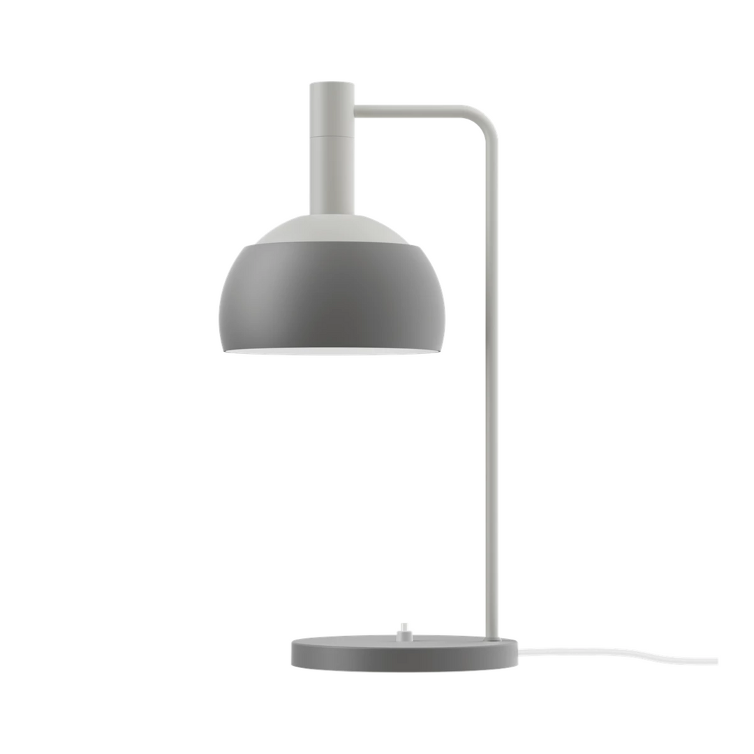 FJ Elements bordlampen har nedadrettet lys og inkluderer en diffuser, som giver behagelig blændfri belysning. Ved at dreje den nederste skærm rundt om den øverste skærm, kan lysets retning justeres.