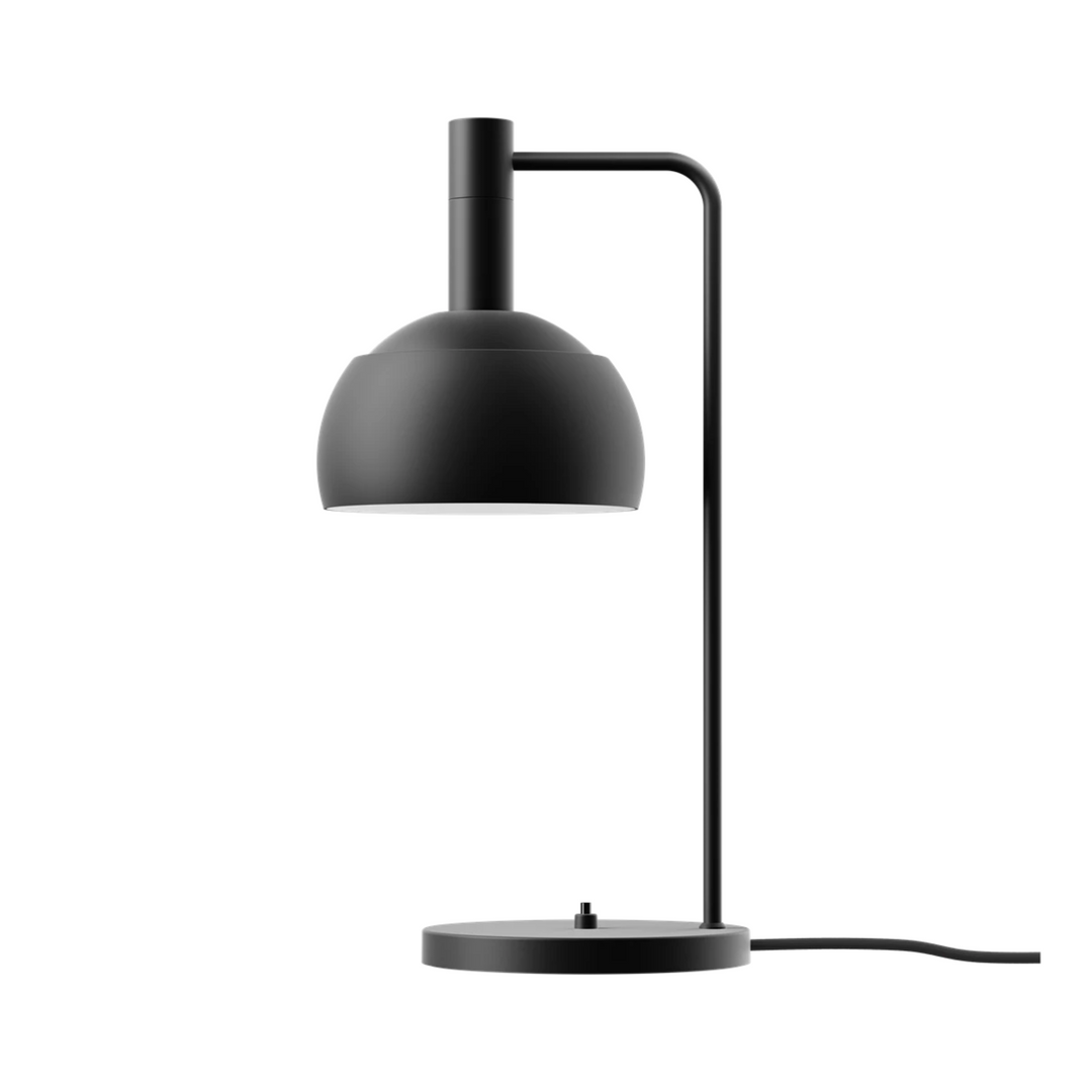 FJ Elements bordlampen har nedadrettet lys og inkluderer en diffuser, som giver behagelig blændfri belysning. Ved at dreje den nederste skærm rundt om den øverste skærm, kan lysets retning justeres.