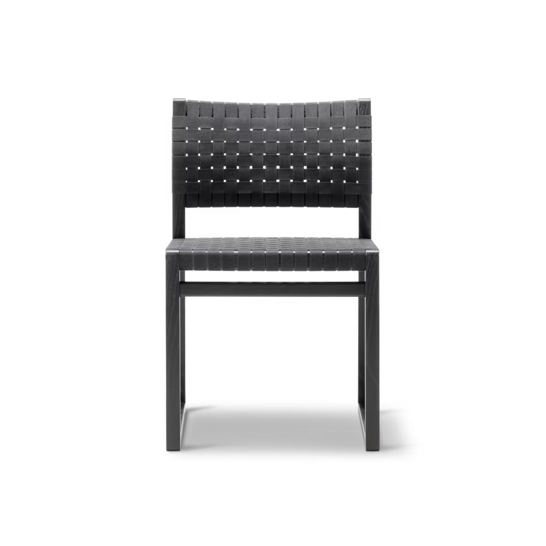 HM61 spisebordsstol fra Fredericia Furniture er designet af Børge Mogensen i 1958. I Lakeret gråbejdset eg og flint flet 