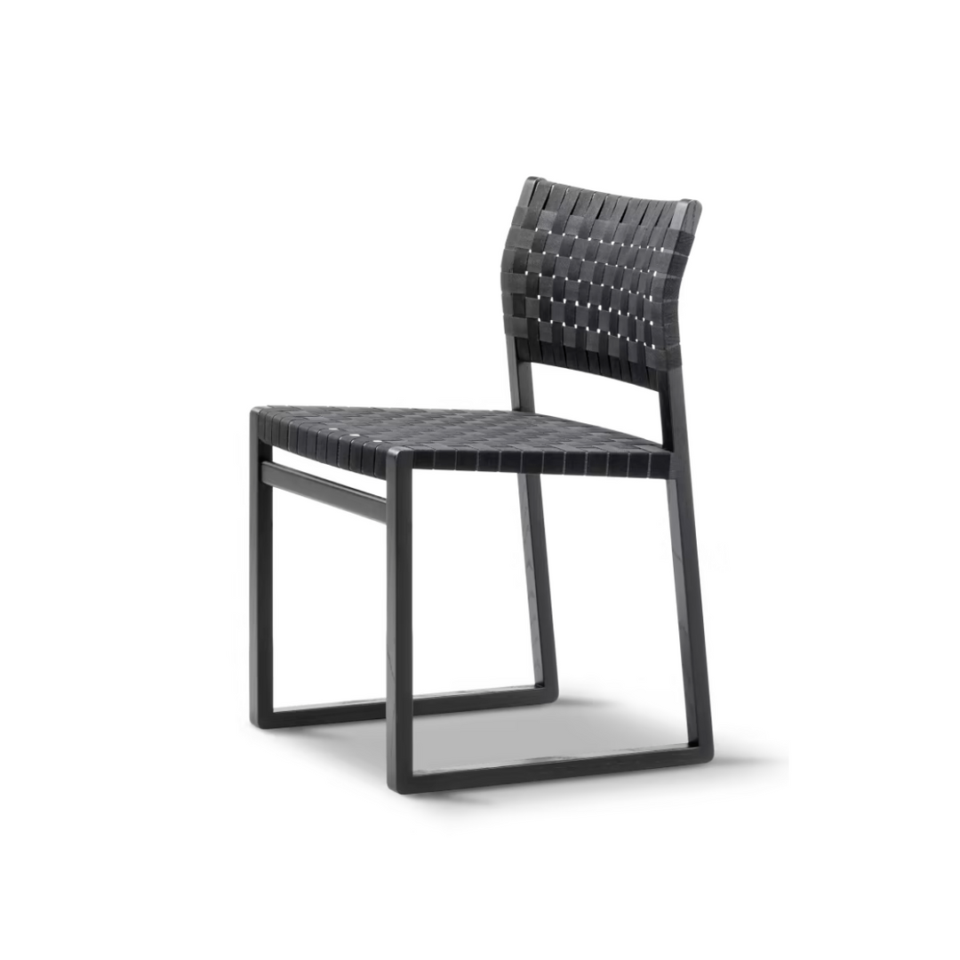 HM61 spisebordsstol fra Fredericia Furniture er designet af Børge Mogensen i 1958. I Lakeret gråbejdset eg og flint flet 
