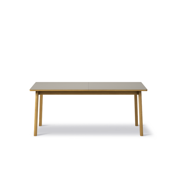Klassisk Ana spisebord fra Fredericia Furniture med lamint bordplade. Perfekt element til spisestuen. 