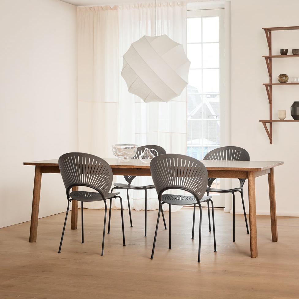 Klassisk Ana spisebord fra Fredericia Furniture med lamint bordplade. Perfekt element til spisestuen. 