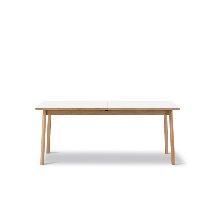 Klassisk Ana spisebord fra Fredericia Furniture med lamint bordplade. Perfekt element til spisestuen. 
