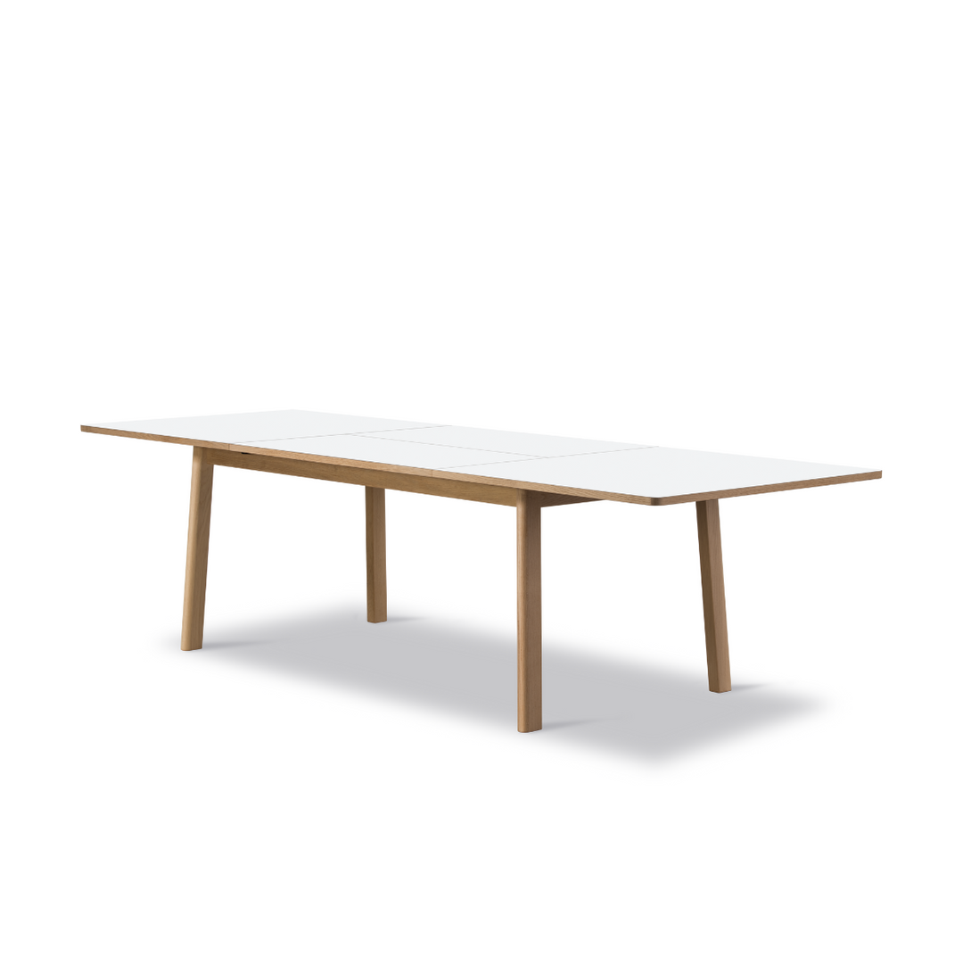 Klassisk Ana spisebord fra Fredericia Furniture med lamint bordplade. Perfekt element til spisestuen. 