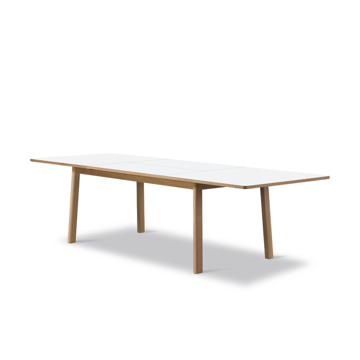 Klassisk Ana spisebord fra Fredericia Furniture med lamint bordplade. Perfekt element til spisestuen. 