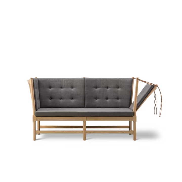Klassisk tremmesofa fra Fredericia Furnuture i gråt Capture stof 