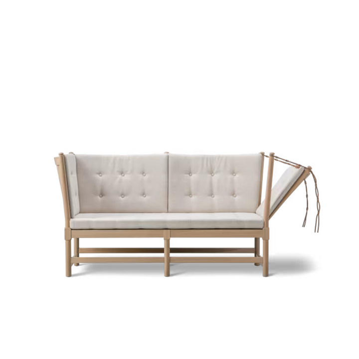 Klassisk tremmesofa fra Fredericia Furniture i lyst linen 0003 stof 