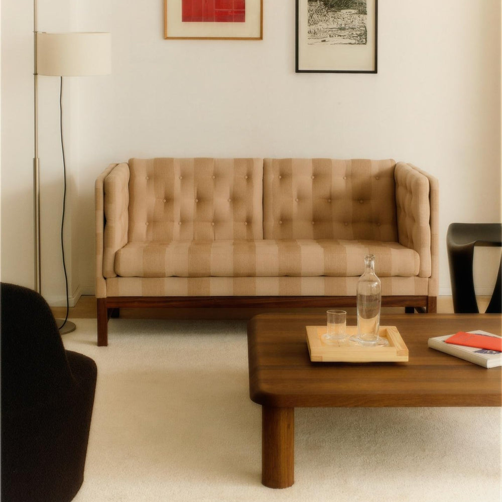 Stribet jubelæumsudgave af EJ 315 fra Fredericia furniture i Reflex 639 beige striber. Perfekt at skabe ekstra blikfang i stuen. 