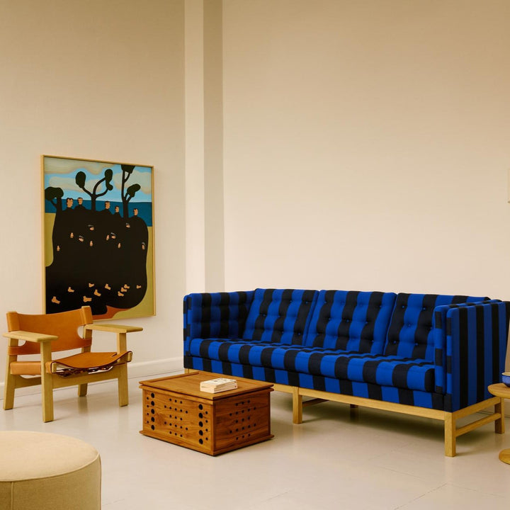Stribet jubelæumsudgave af EJ 315 fra Fredericia furniture i Reflex 779 blå striber. Perfekt at skabe ekstra blikfang i stuen. 