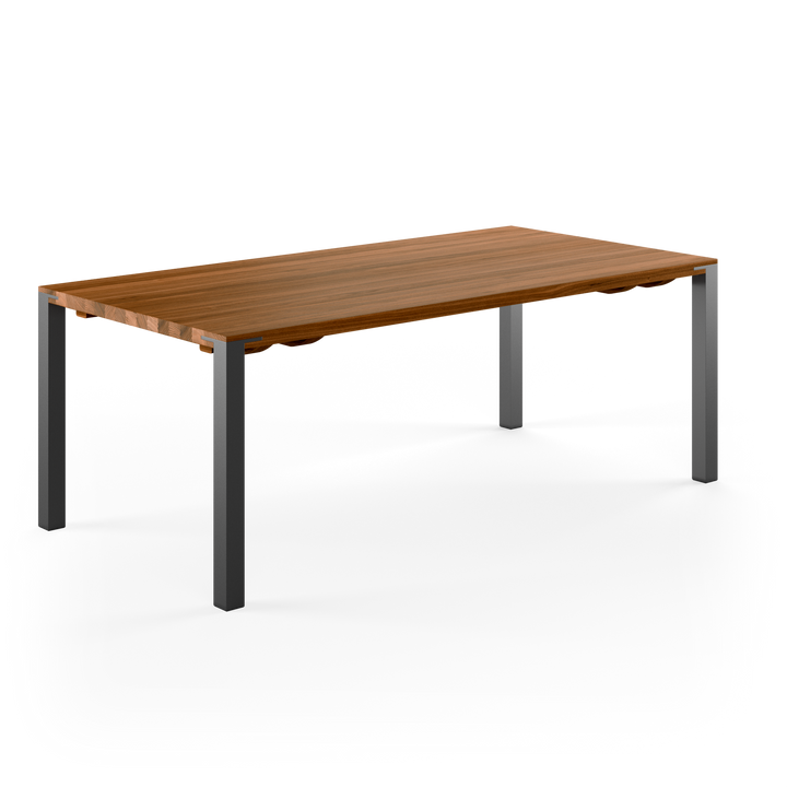 Spisebord fra Naver Collection. Bordet har en bordplade af træ og bordben i rustfrit stål, som fås i forskellige farver. Det er muligt at tilkøbe tillægsplader.