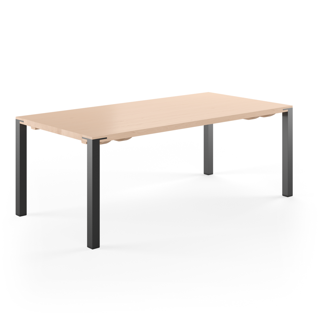 Spisebord fra Naver Collection. Bordet har en bordplade af træ og bordben i rustfrit stål, som fås i forskellige farver. Det er muligt at tilkøbe tillægsplader.
