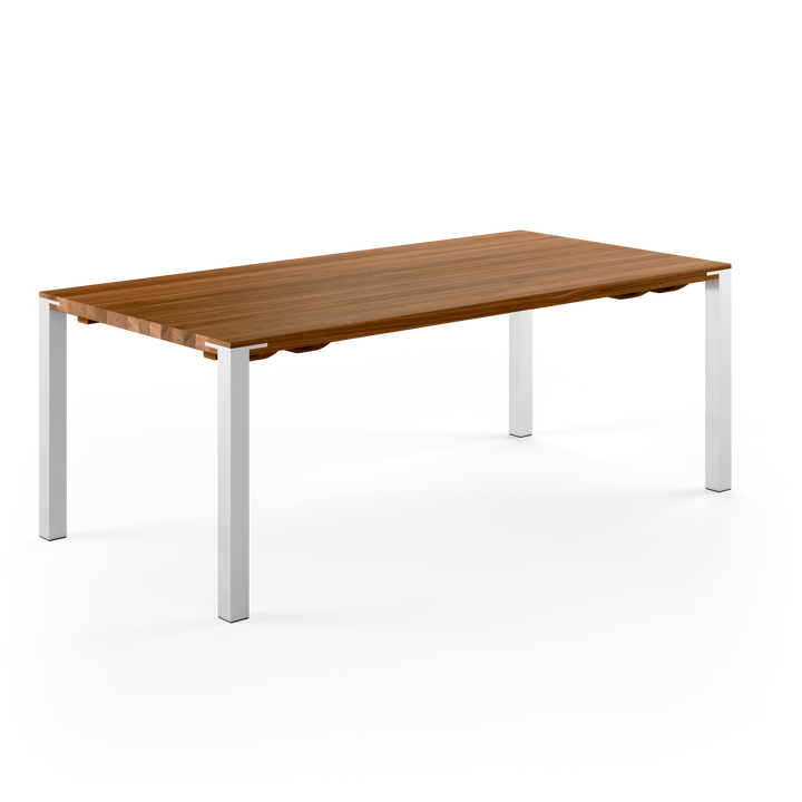 Spisebord fra Naver Collection. Bordet har en bordplade af træ og bordben i rustfrit stål, som fås i forskellige farver. Det er muligt at tilkøbe tillægsplader.