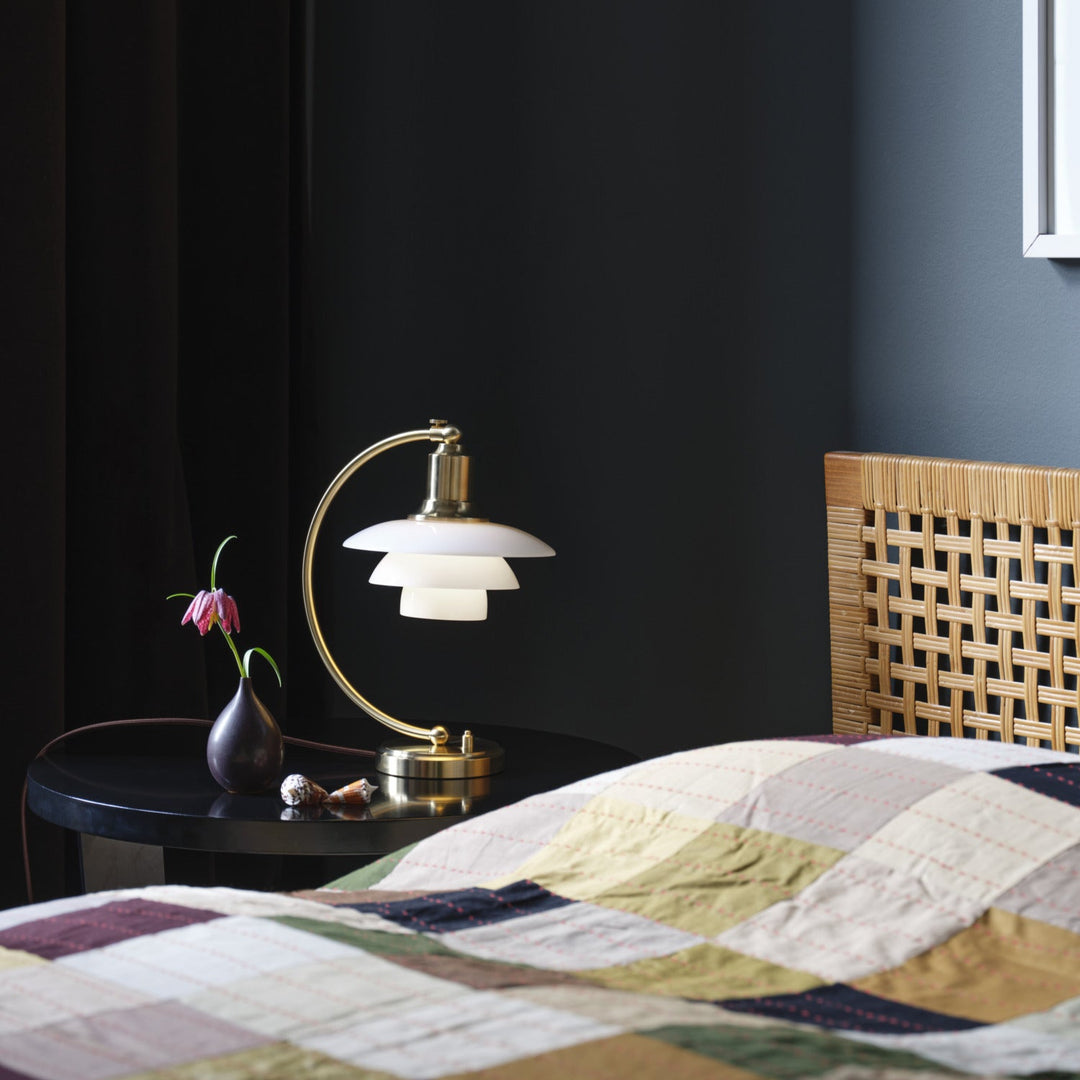PH 2/2 Luna bordlampe i messing og opalglas designet af Poul Henningsen for Louis Poulsen