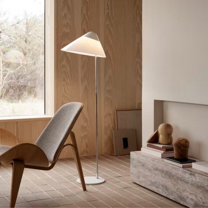 HJW03 opala gulvlampe fra carl hansen og soen i stue i hvid