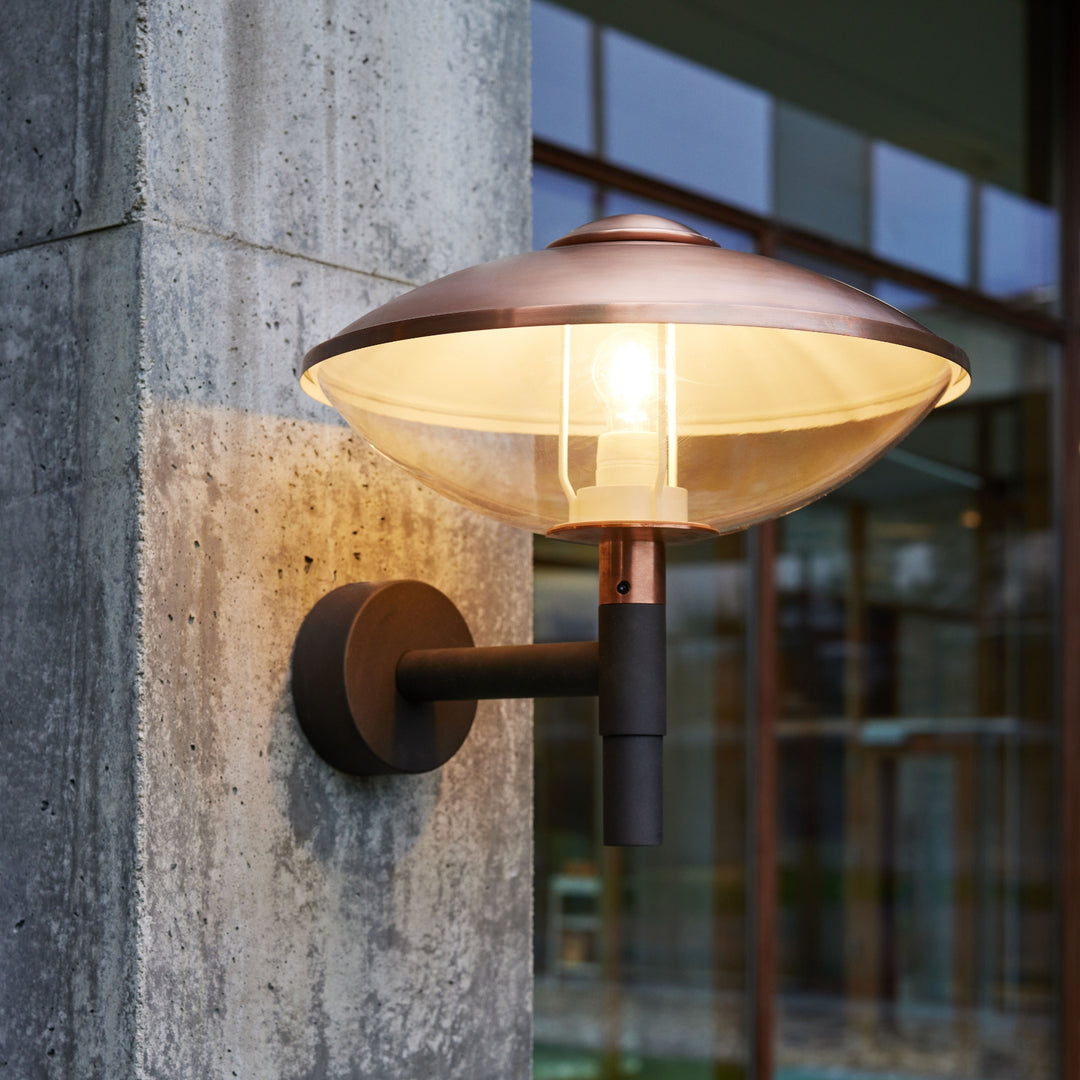 HL410 udendørs væglampe fra Fritz Hansen på husmur