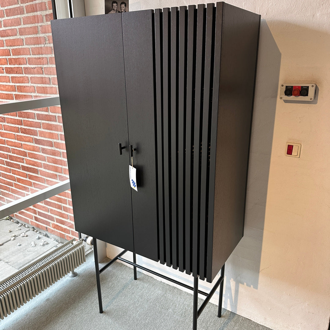 ARRAY højskab fra WOUD - Udstillingsmodel