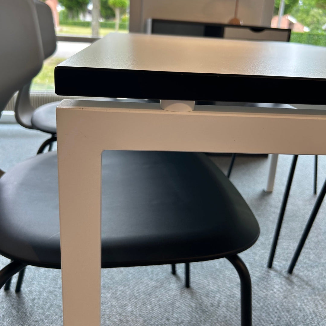 International Furniture Square bord - Udstillingsmodel