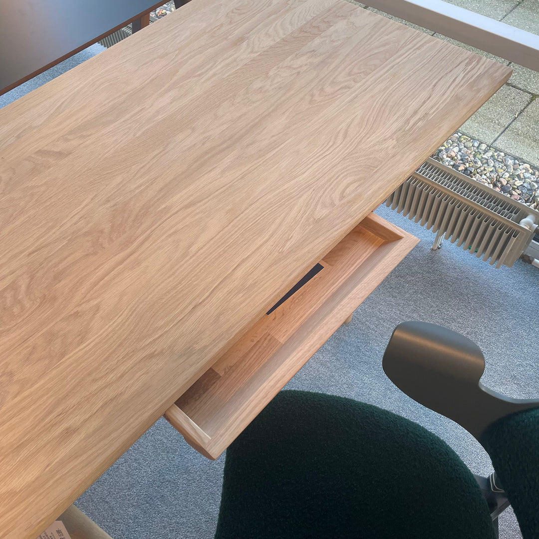 Warm Nordic Rúna skrivebord - Udstillingsmodel