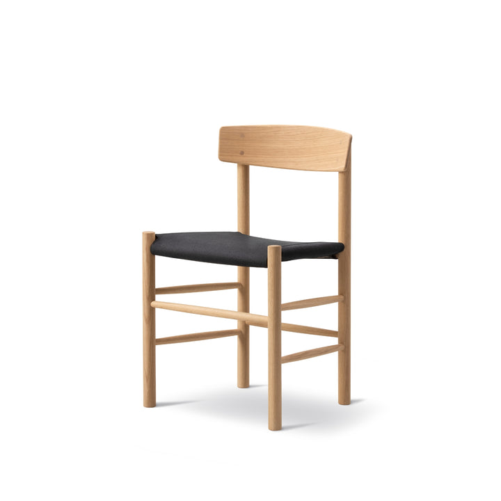J39 Folkstolen designet af Børge Mogensen, sædepolstret med sort canvas i eg lys olie