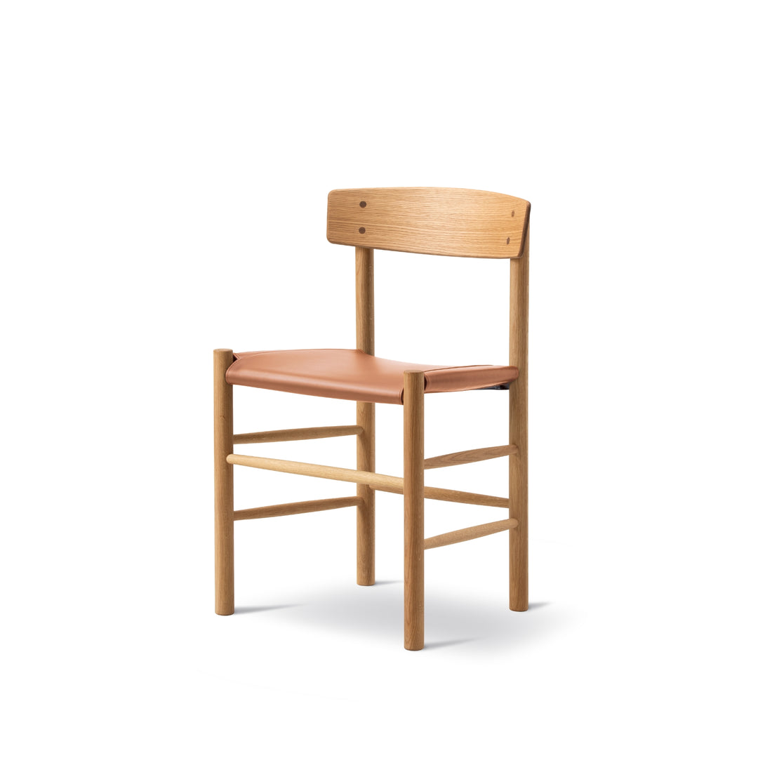 J39 Folkstolen designet af Børge Mogensen, sædepolstret med cognac læder i eg olie
