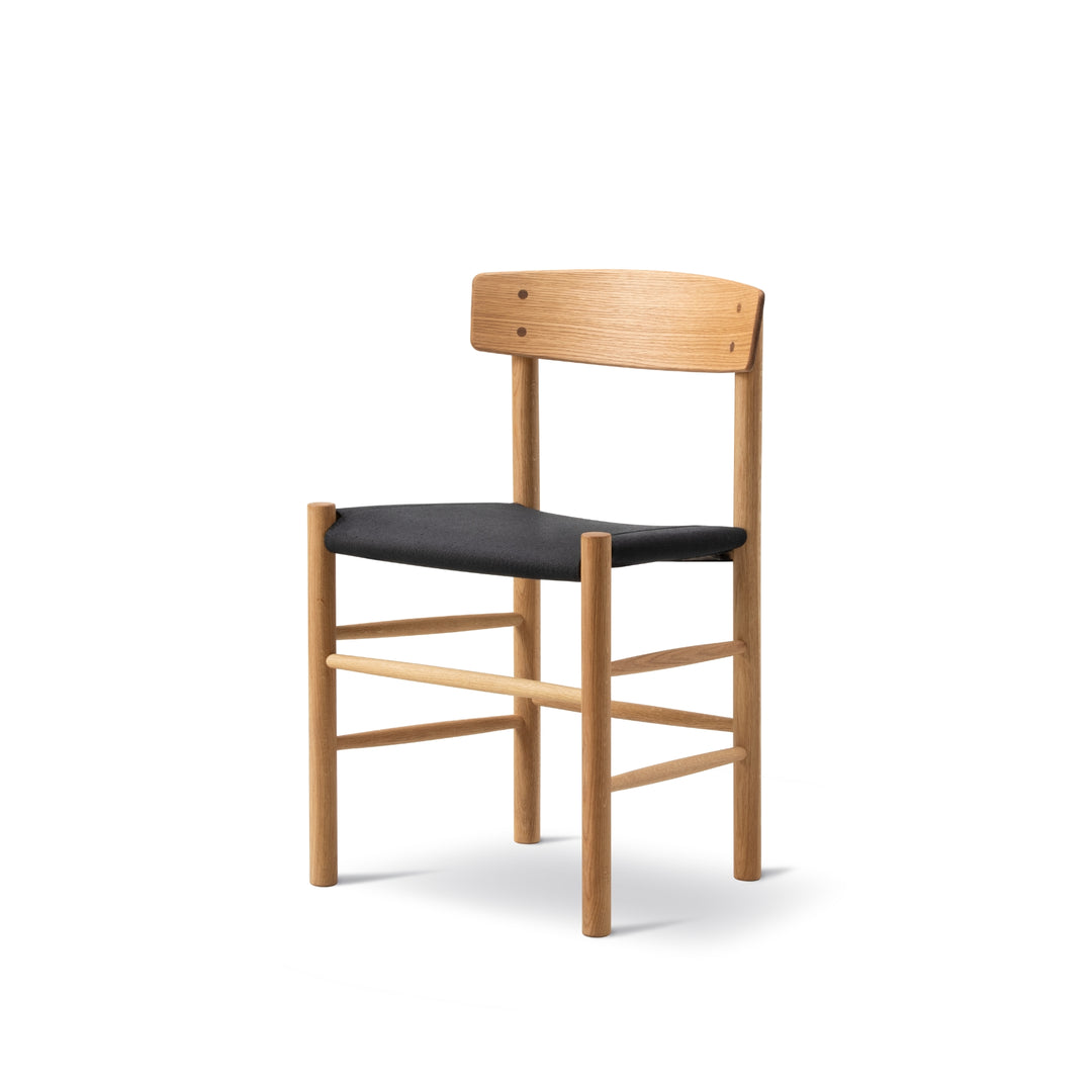 J39 Folkstolen designet af Børge Mogensen, sædepolstret med sort canvas i eg olie