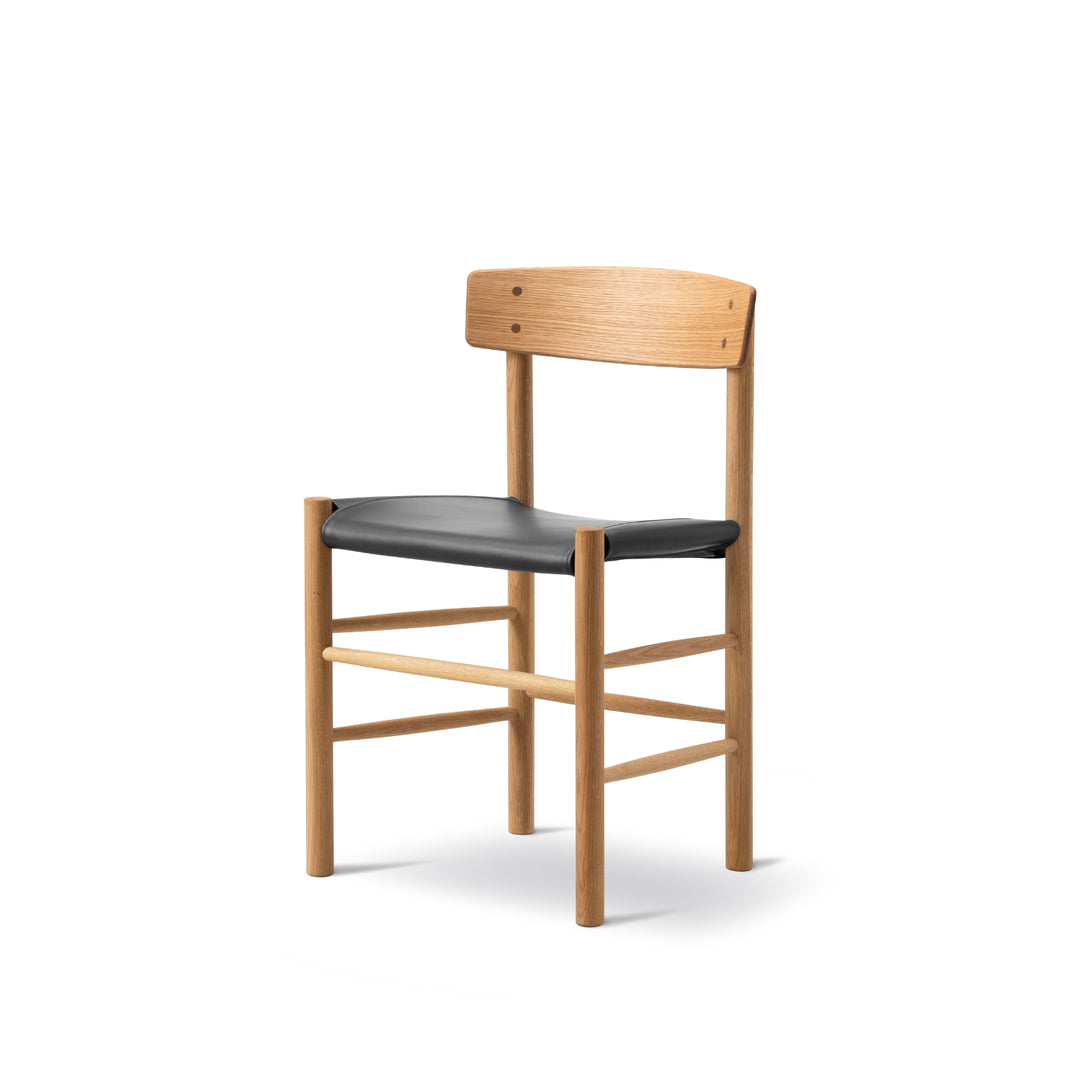 J39 Folkstolen designet af Børge Mogensen, sædepolstret med sort læder i eg olie