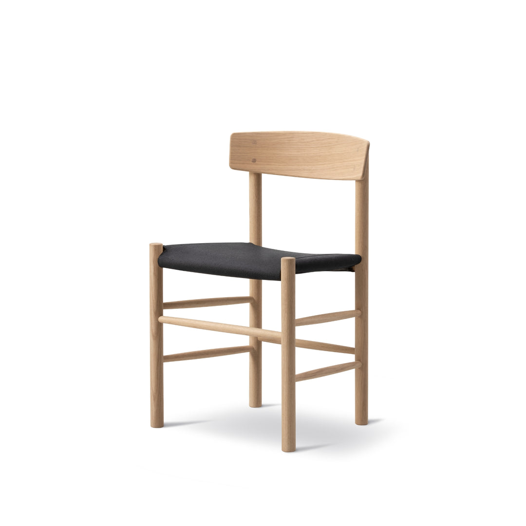 J39 Folkstolen designet af Børge Mogensen, sædepolstret med sort canvas i eg sæbe