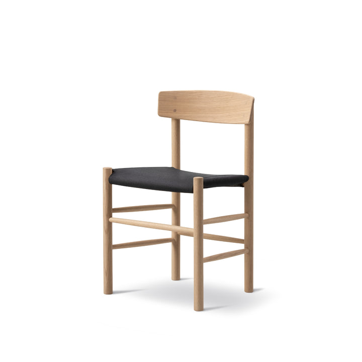 J39 Folkstolen designet af Børge Mogensen, sædepolstret med sort canvas i eg sæbe