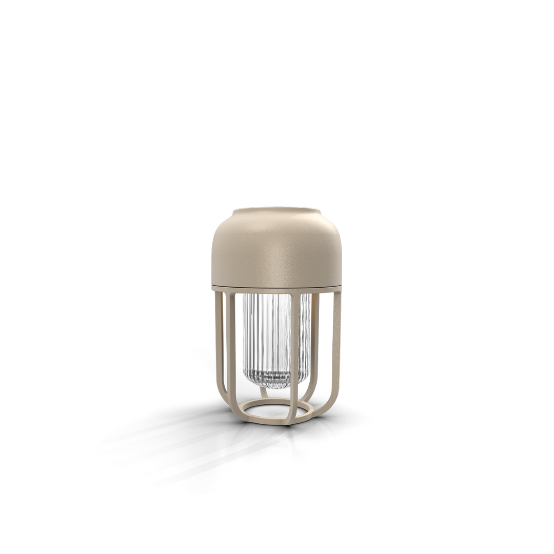 Light No. 1 bordlampe fra HOUE. Brug lampen udenfor for at skabe en hyggeligt miljø. Flyt den rundt efter behov.