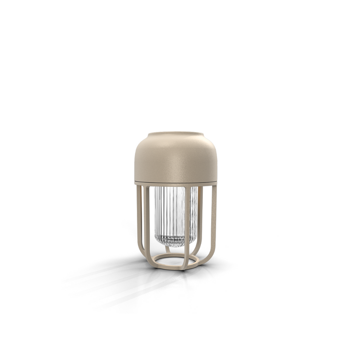 Light No. 1 bordlampe fra HOUE. Brug lampen udenfor for at skabe en hyggeligt miljø. Flyt den rundt efter behov.