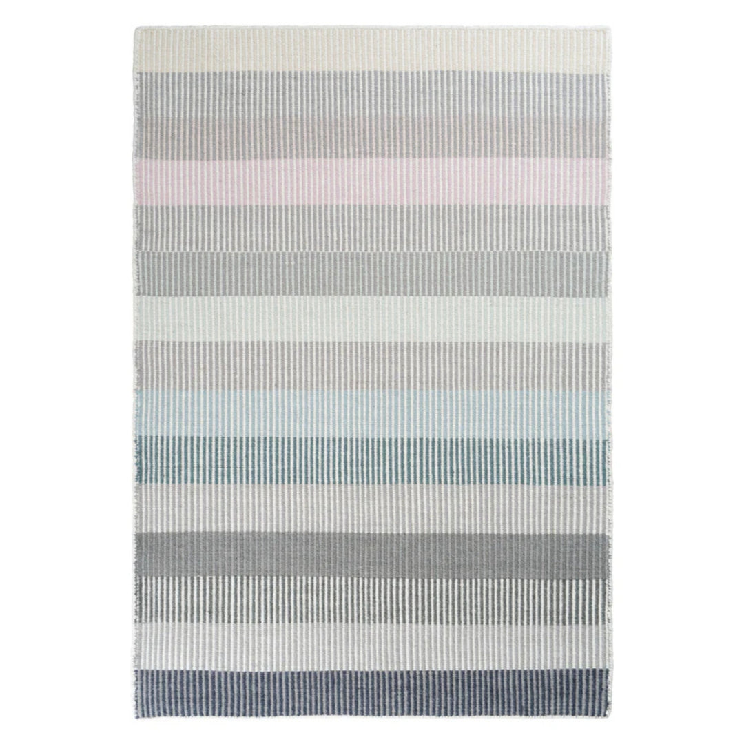 Devise gulvtæppe fra Linie Design i striber i farven pastel