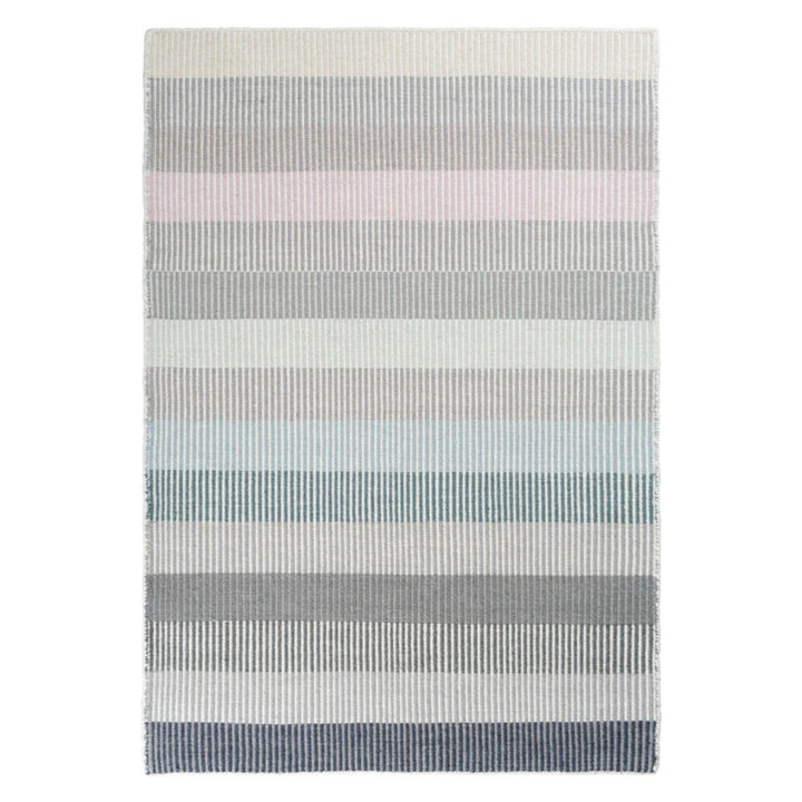 Devise gulvtæppe fra Linie Design i striber i farven pastel