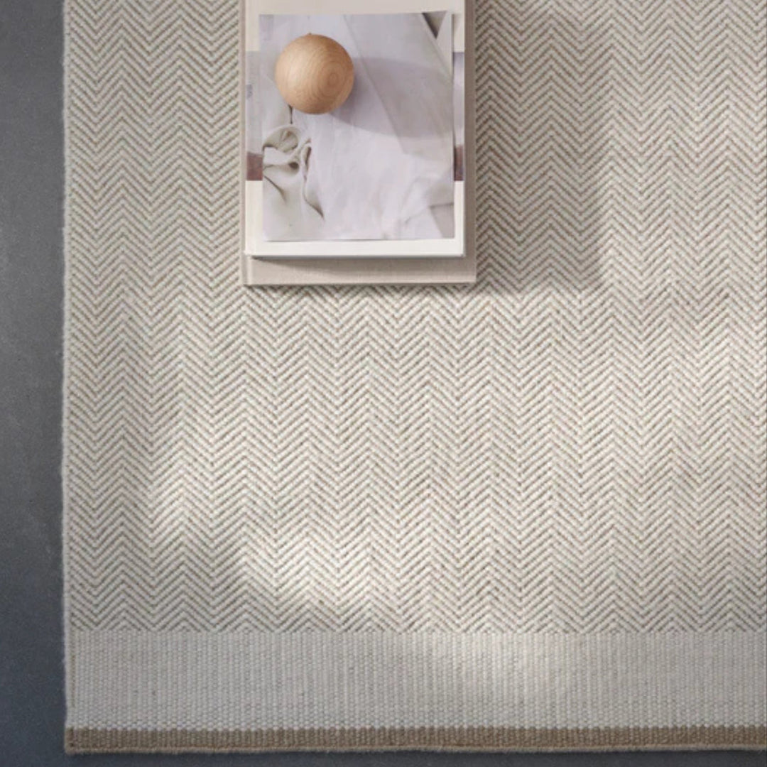 Stratum echo gulvtæppe fra Linie Design i farven white på gulv