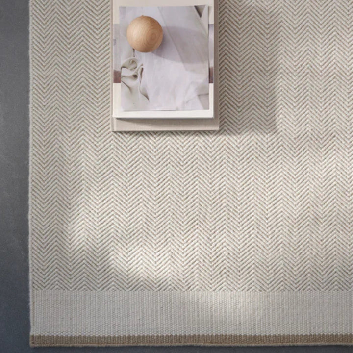 Stratum echo gulvtæppe fra Linie Design i farven white på gulv