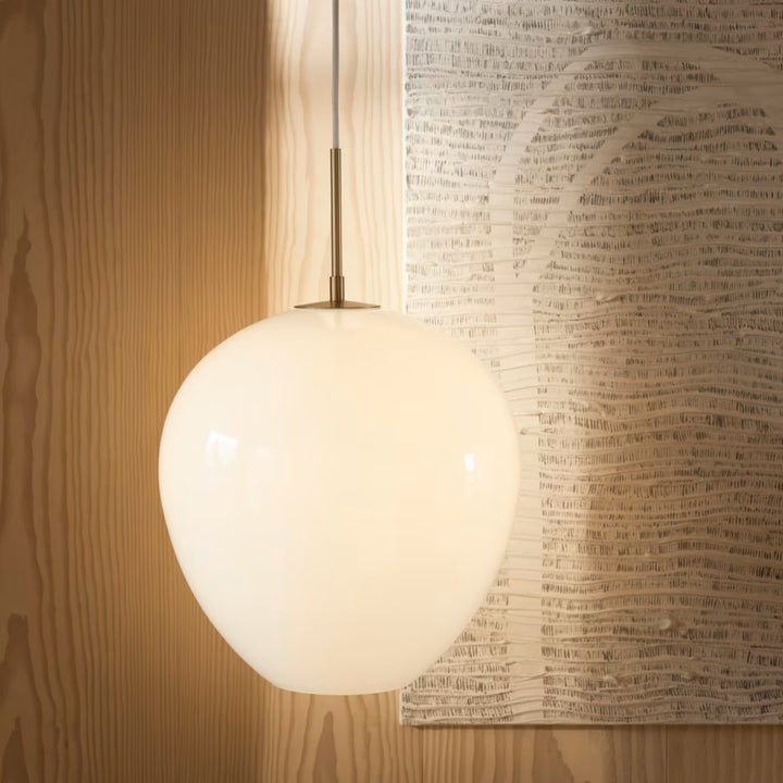 MT221 Tulip Pendel designet af Marianne Tuxen for Carl Hansen & Søn i Ø360 tændt