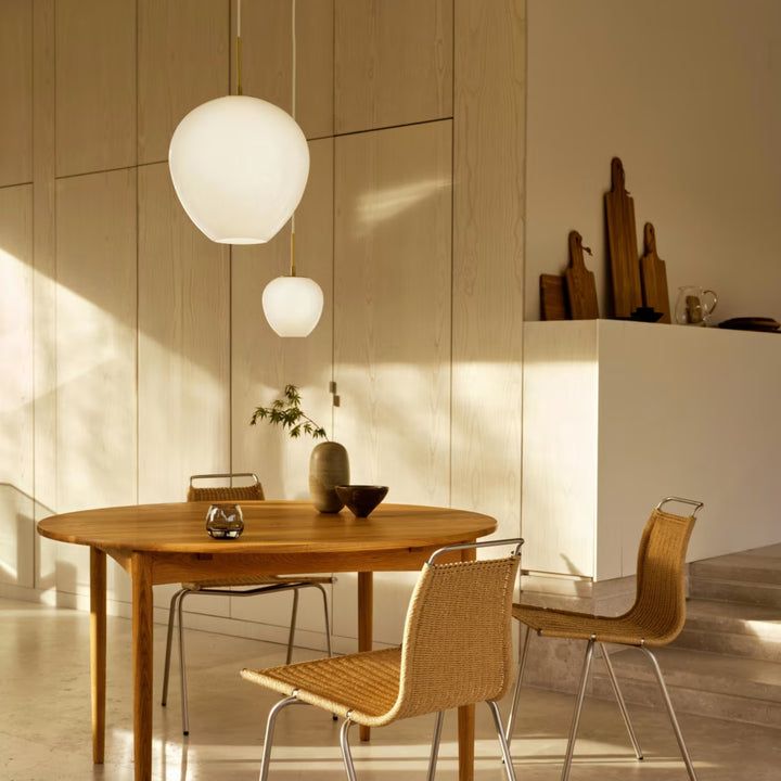 MT221 Tulip Pendel designet af Marianne Tuxen for Carl Hansen & Søn i Ø360 og Ø170 i spisestue