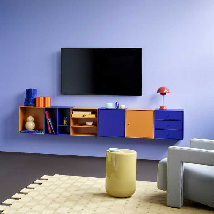 Mini 1004 modul fra Montana i farven Monarch, koboltblå som tv-møbel i stue