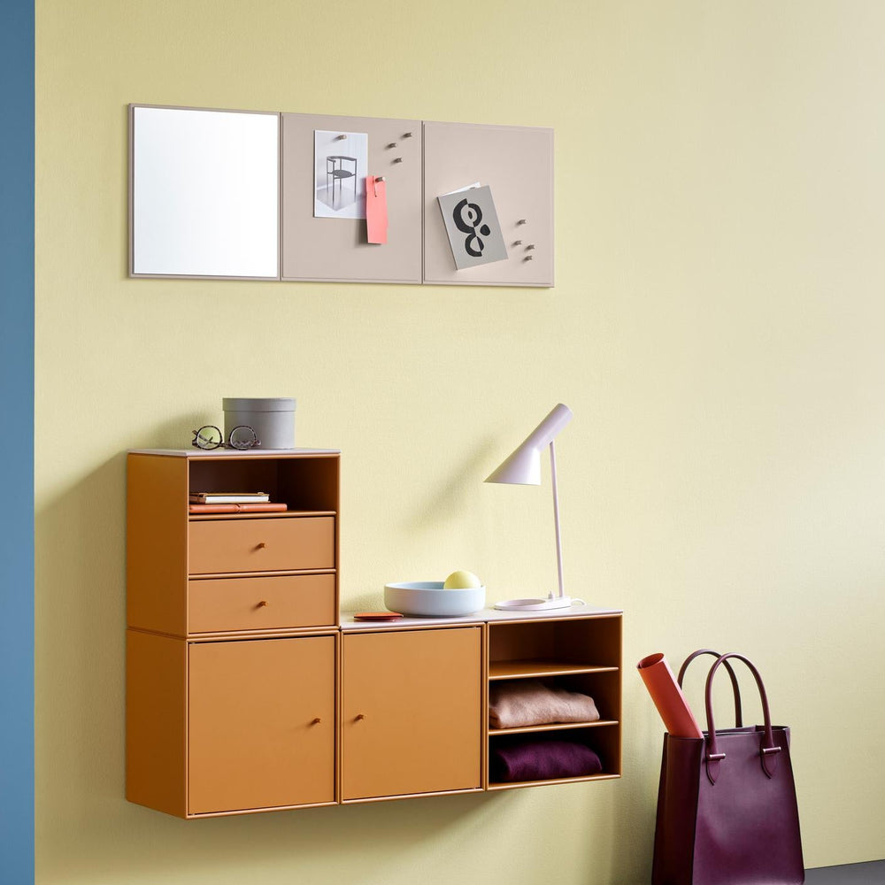 Mini 1004 modul fra Montana i farven Amber, brun orange i gang eller stue
